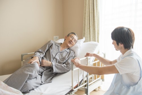 介護ベッドと一般的なベッドの違いのイメージ