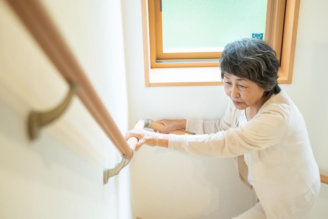 階段への手すり設置で得られる効果とは？補助金や介護保険も解説
