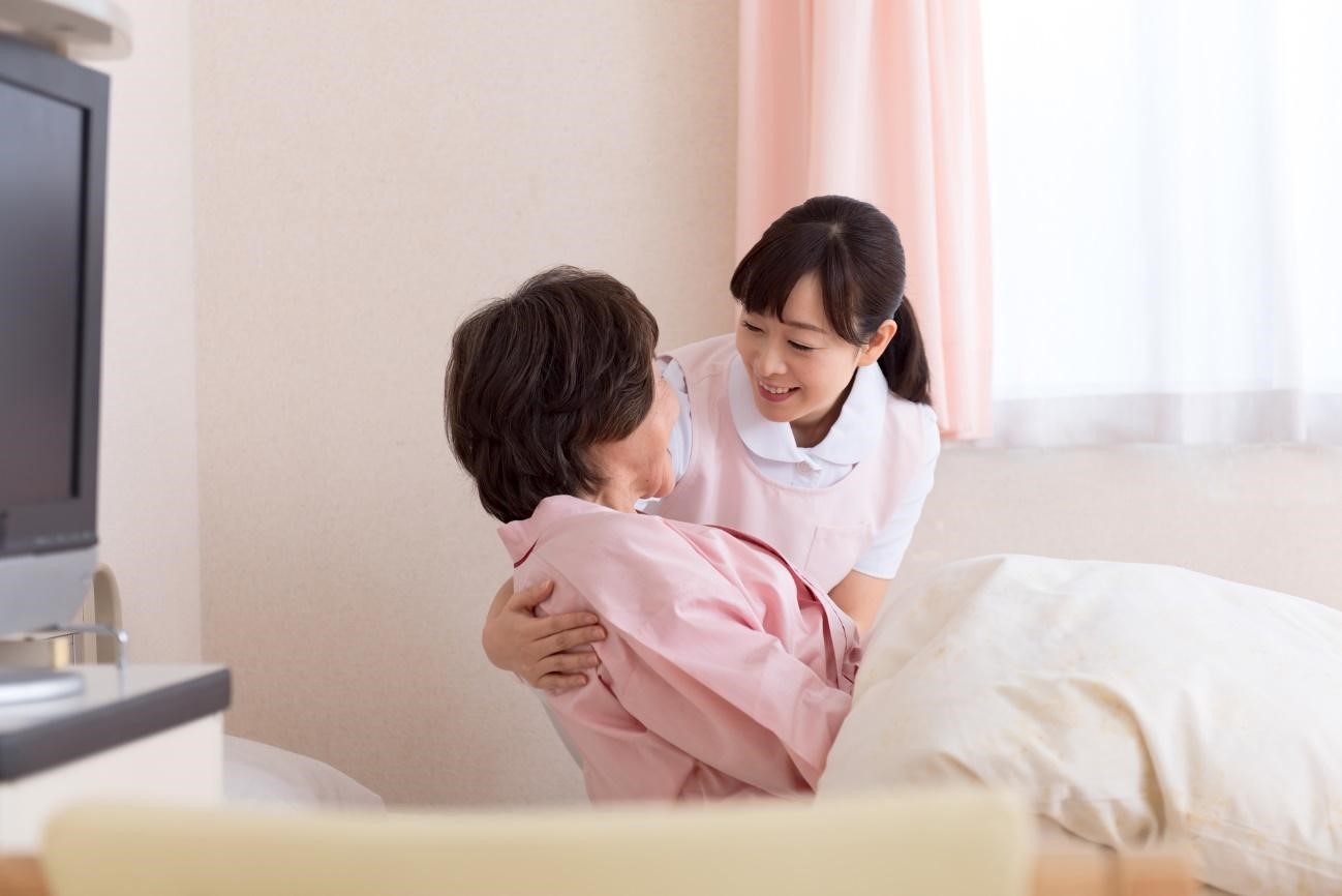 寝返りの介助方法を解説！注意点やおすすめの介護ベッドまで