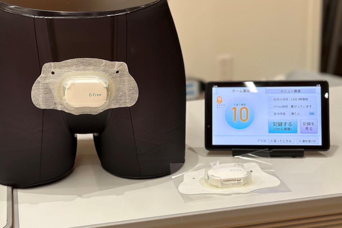 DFree：写真左のデバイスを下腹部に貼り付け、超音波で膀胱の状態をモニタリング、写真右のデバイスで尿のたまり具合を確認できる