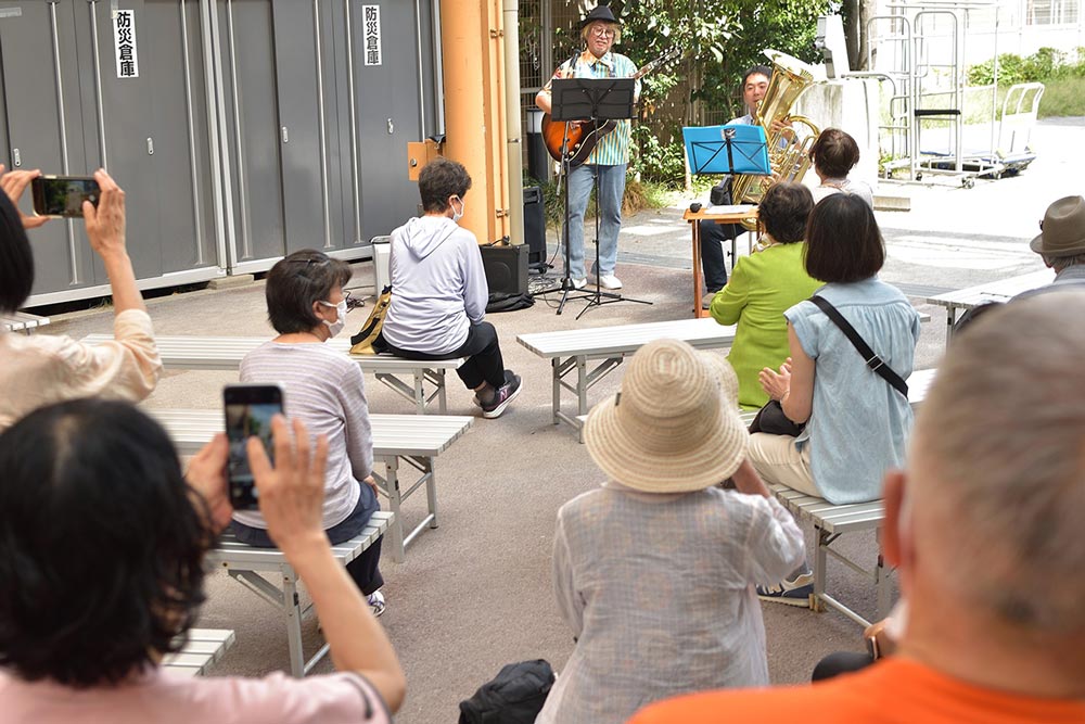 ギターとチューバによる音楽演奏