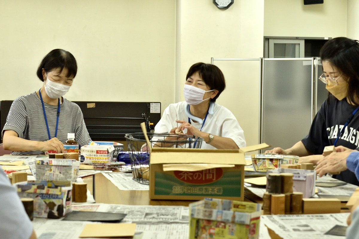 写真左から、池尻あんしんすこやかセンターの小西さん、河野さん、佐藤さん