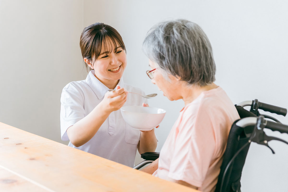 介助とは？介護との違いや介助と介護の内容、介護保険の利用についてポイントを解説！のイメージ