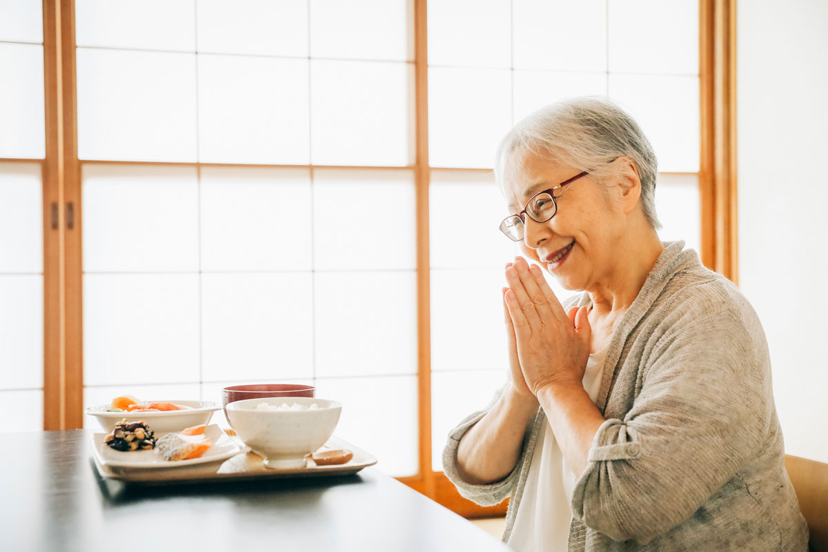 認知症予防に大切な食事のポイントとは？食事によくある問題や注意点も解説！のイメージ