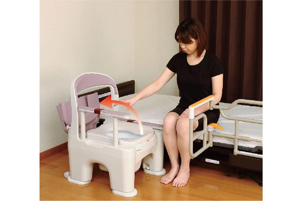 ポータブルトイレラフィーネ ワンタッチで便フタが開き、すぐに移乗ができる