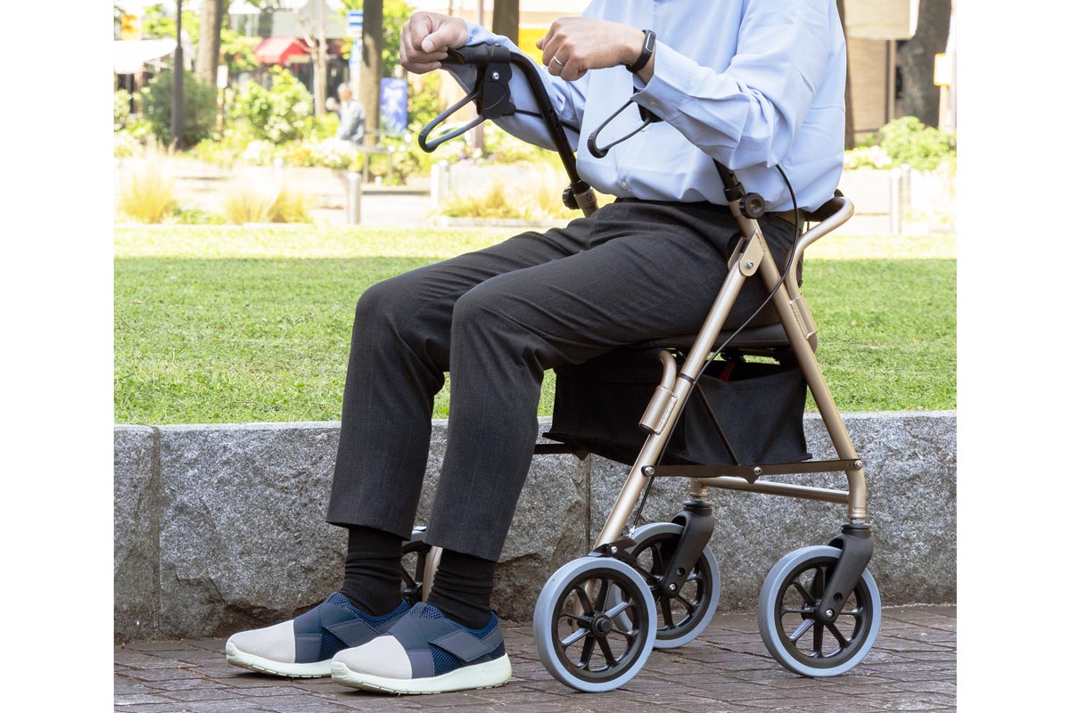 ハッピーⅢ_カシミヤベージュ_座るイメージ