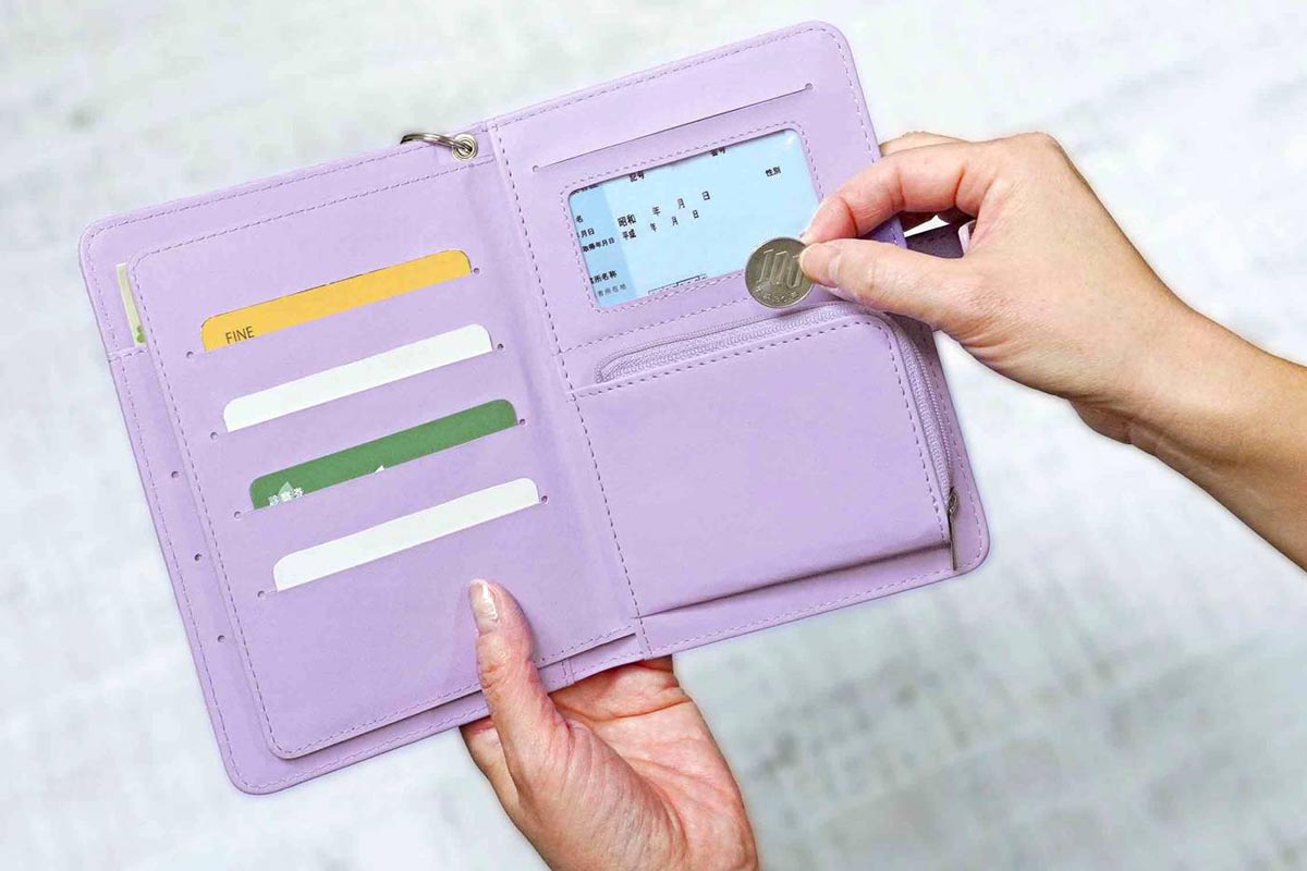 通院手帳小銭入れ&リールストラップ付 使用イメージ